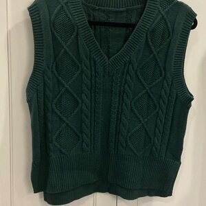 Ladies cable knit vest in hunter green. Size medium.